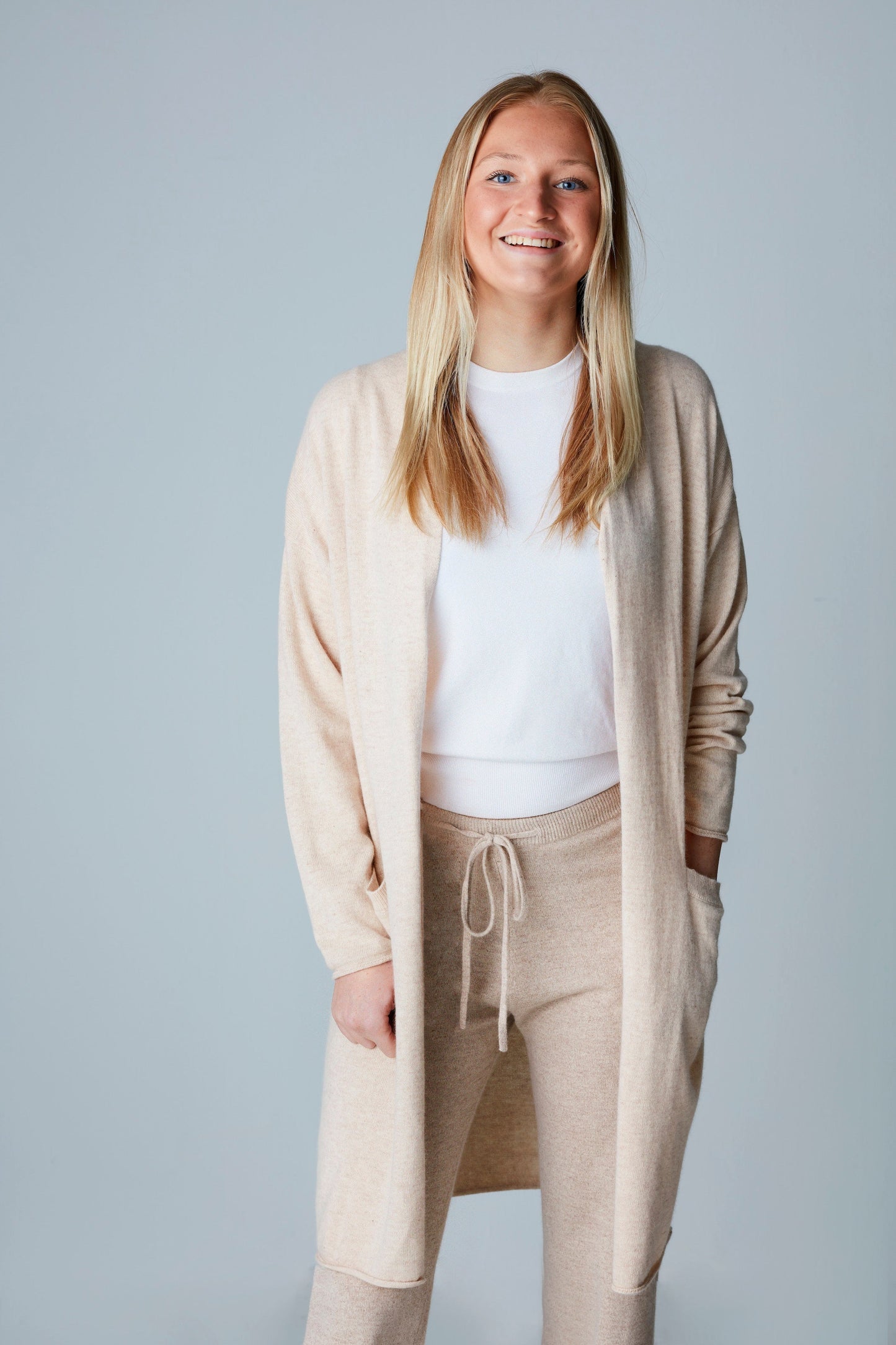 Knälång Cashmere Cardigan i färgen sand