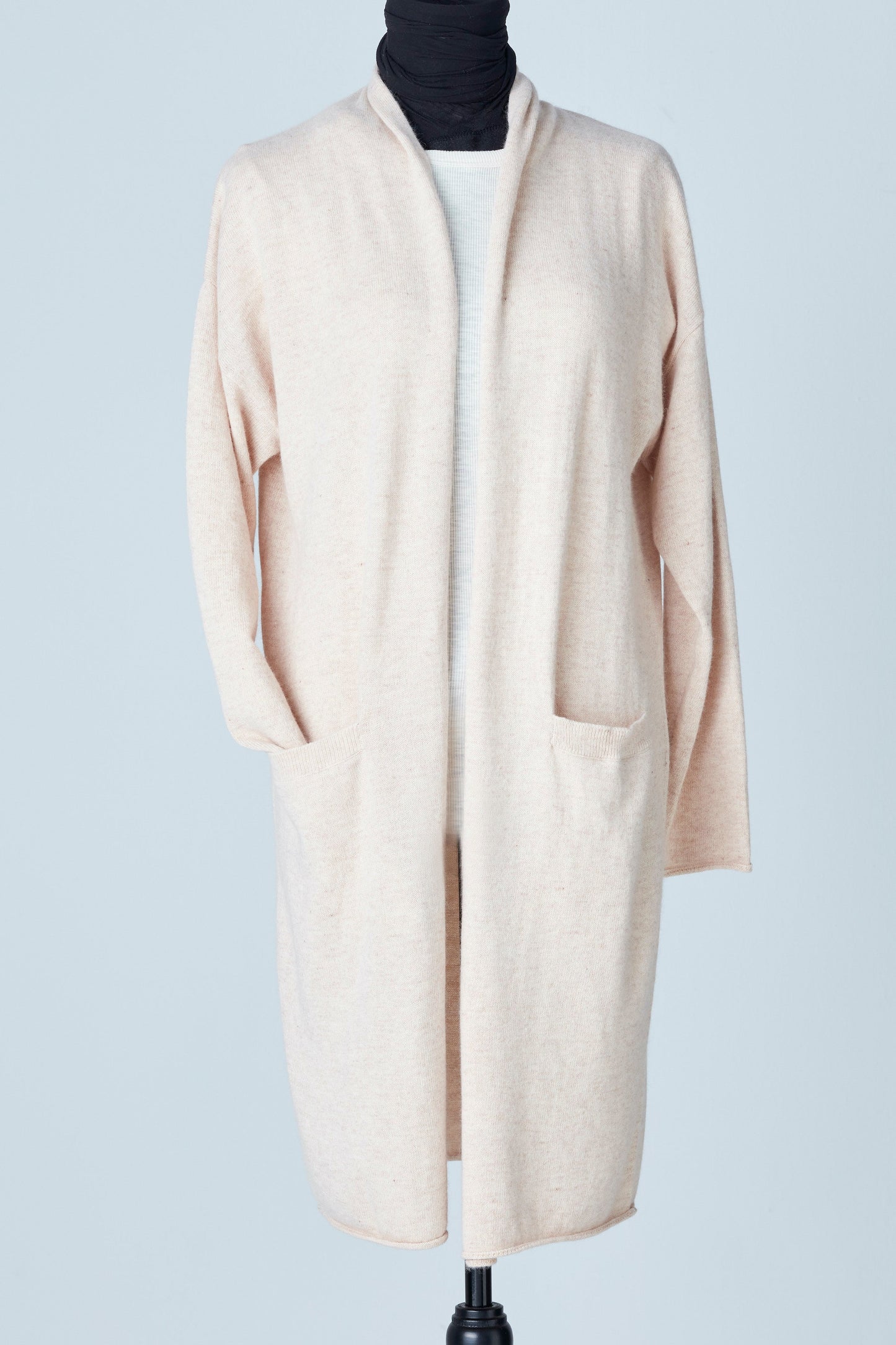Sand färgad cardigan i 100% cashmere, stilren design från Mi & Cashmere, cirka 100 cm lång.