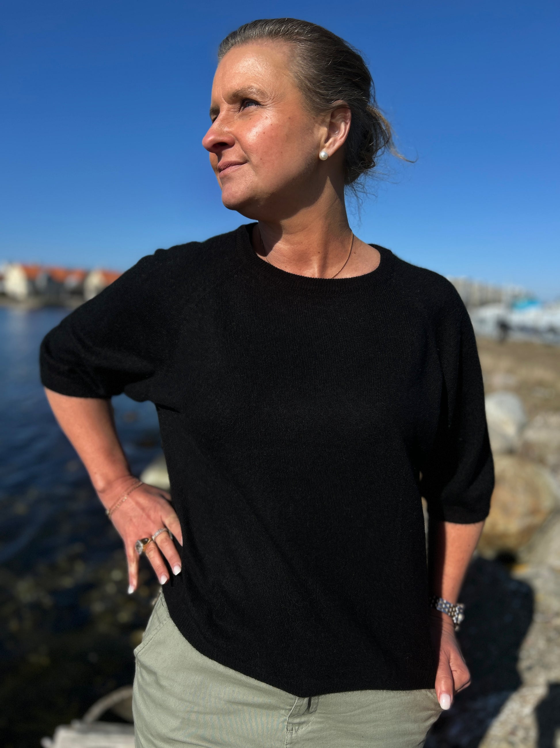 Svart T-shirt för dam i 100% cashmere