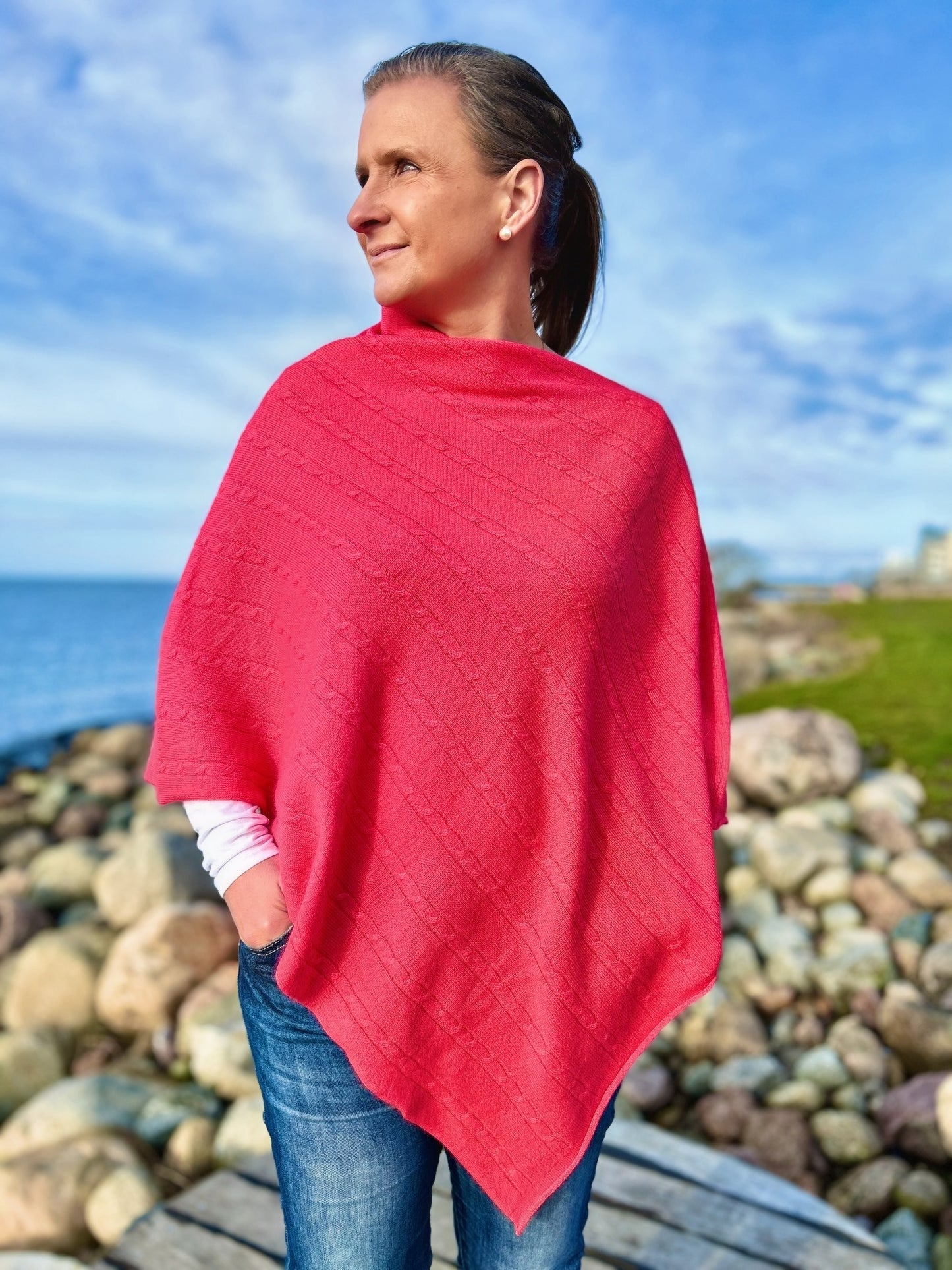 Poncho I FÄRGEN hALLONRÖD