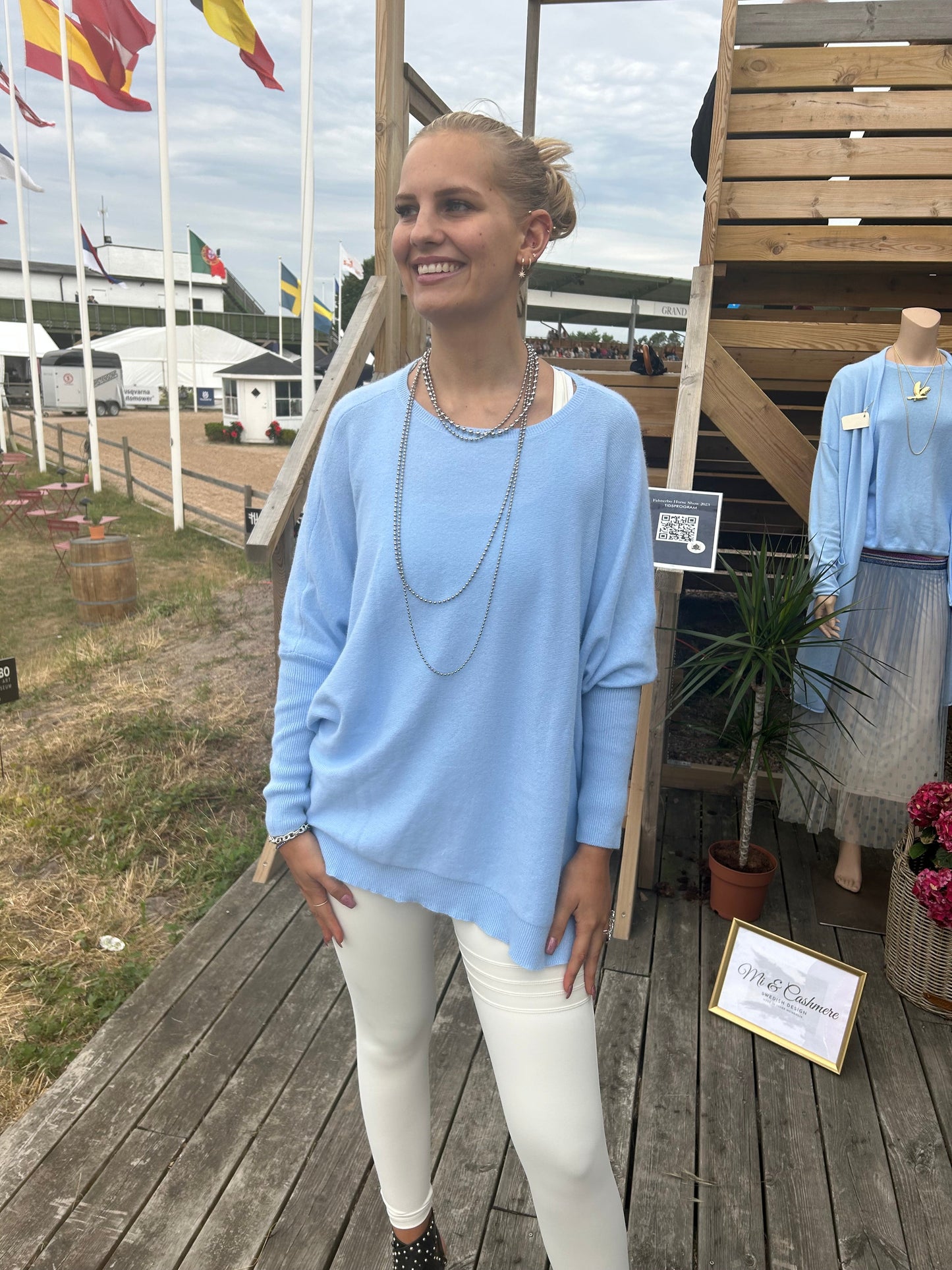 Vår Cashmere Poncho Sweater med Vid Midja och Tight Arm är den ultimata kombinationen av komfort och elegans. Tillgänglig i tre underbara färger - Sky Blue som på denna bild, Taupe och Light Grey - denna poncho sweater är ett måste för alla modeentusiaster.