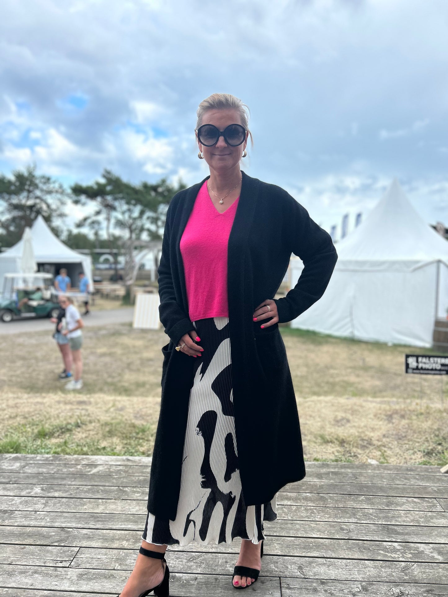 Knälång cashmere kofta i färgen svart