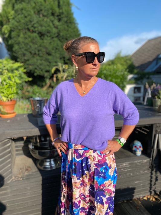 Lavendel Lila cashmere tröja med V-ringning och trekvartsärmar, 100% kashmir.