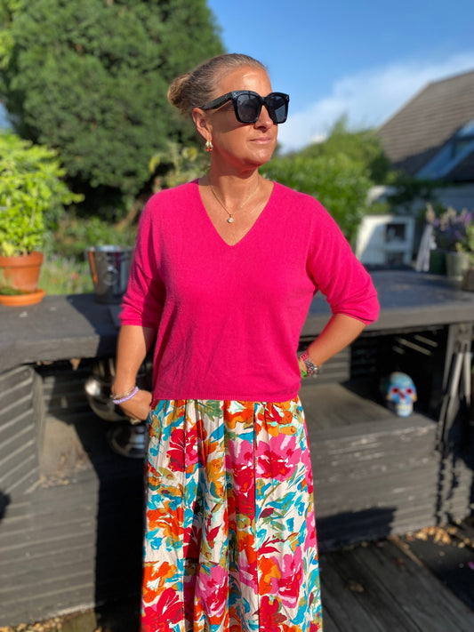 Cerise rosa kashmir tröja med V-ringning och trekvartsärmar i 100% cashmere.
