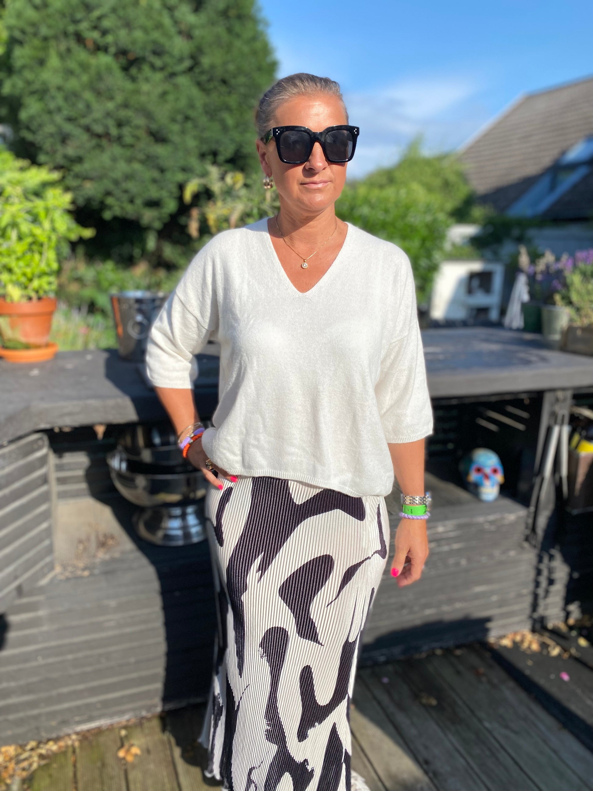 Off white kashmir tröja i 100% cashmere, med trekvartsärmar och V-ringning.