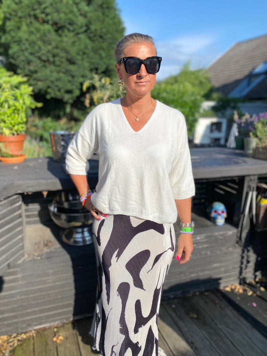 Off white kashmir tröja i 100% cashmere, med trekvartsärmar och V-ringning.