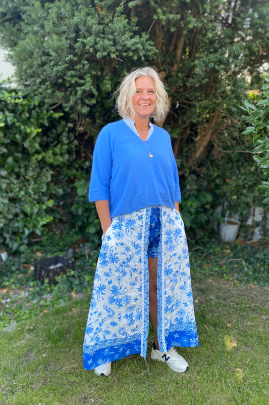 Azure blå cashmere tröja i 100% kashmir med V-ringning och trekvartsärm.