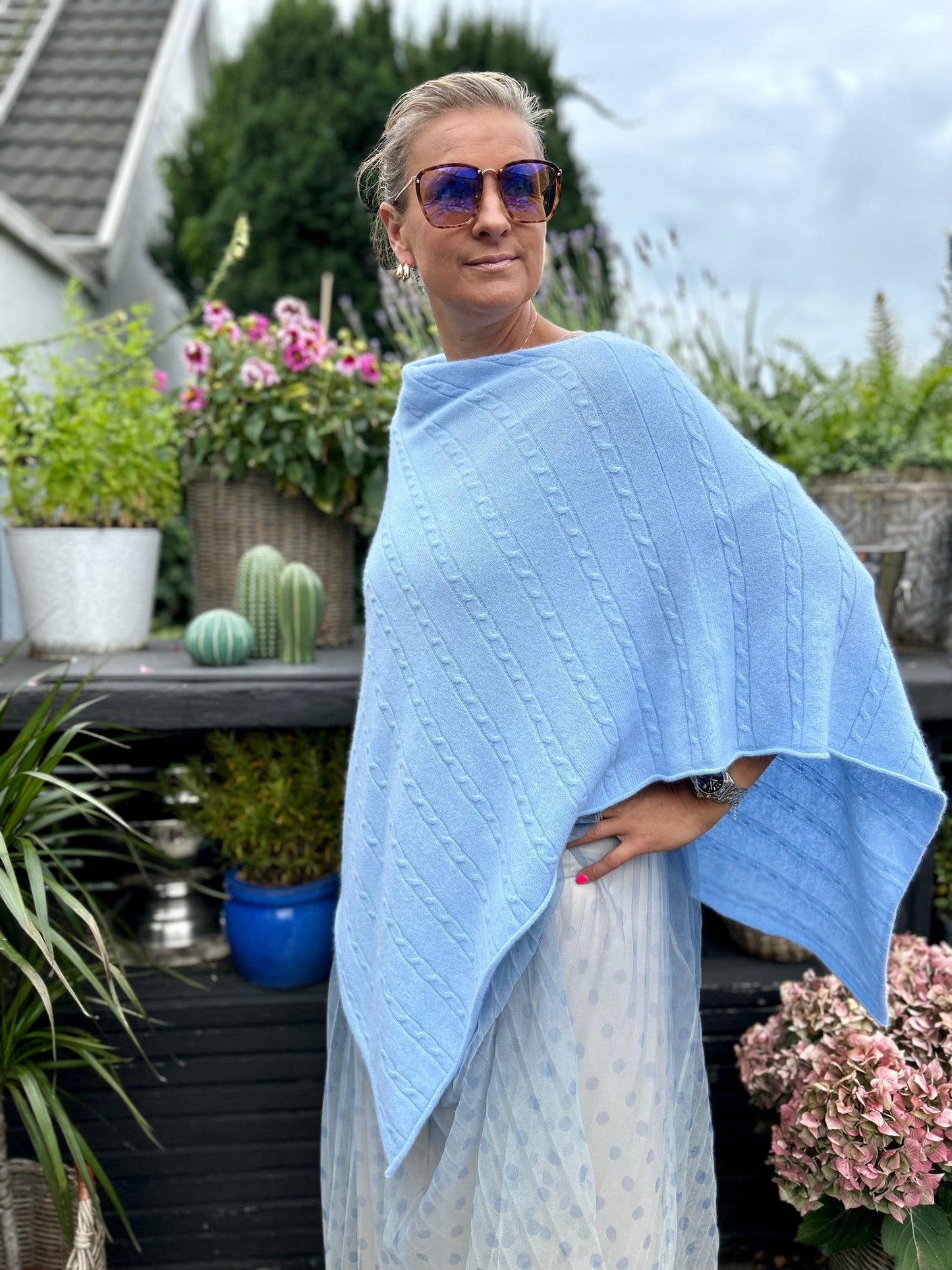 Cashmere poncho med kabelmönster i färgen sky blue - en harmonisk förening av elegans och komfort. Det vackra kabelmönstret ger den en tidlös charm och en subtil textur som utstrålar klass och sofistikation. Denna poncho är skapad med precision för att ge dig den ultimata kombinationen av stil och mjukhet. Kabelmönstret ger den en extra dimension av textur och stil som skapar en tidlös och klassisk look.