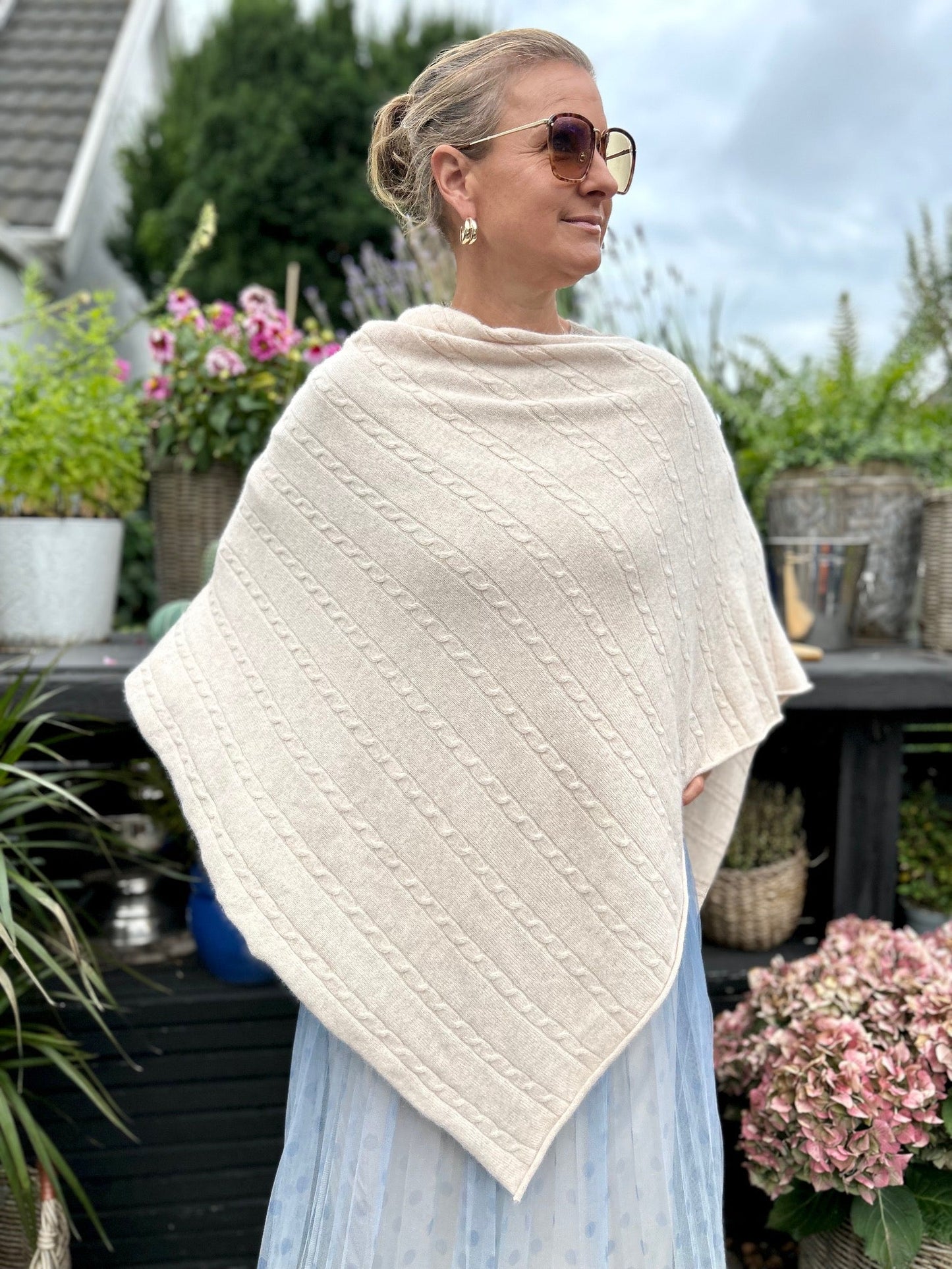 Cashmere poncho i färgen Beige