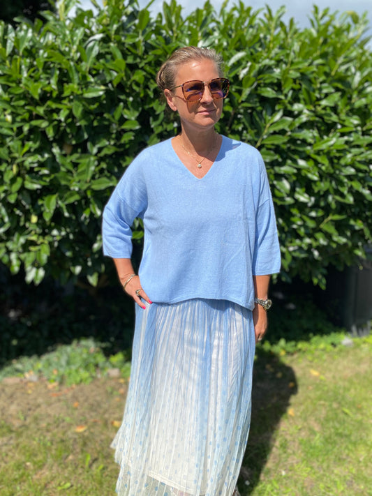 Ljusblå kashmir tröja i 100% cashmere med V-ringning och trekvartsärmar.