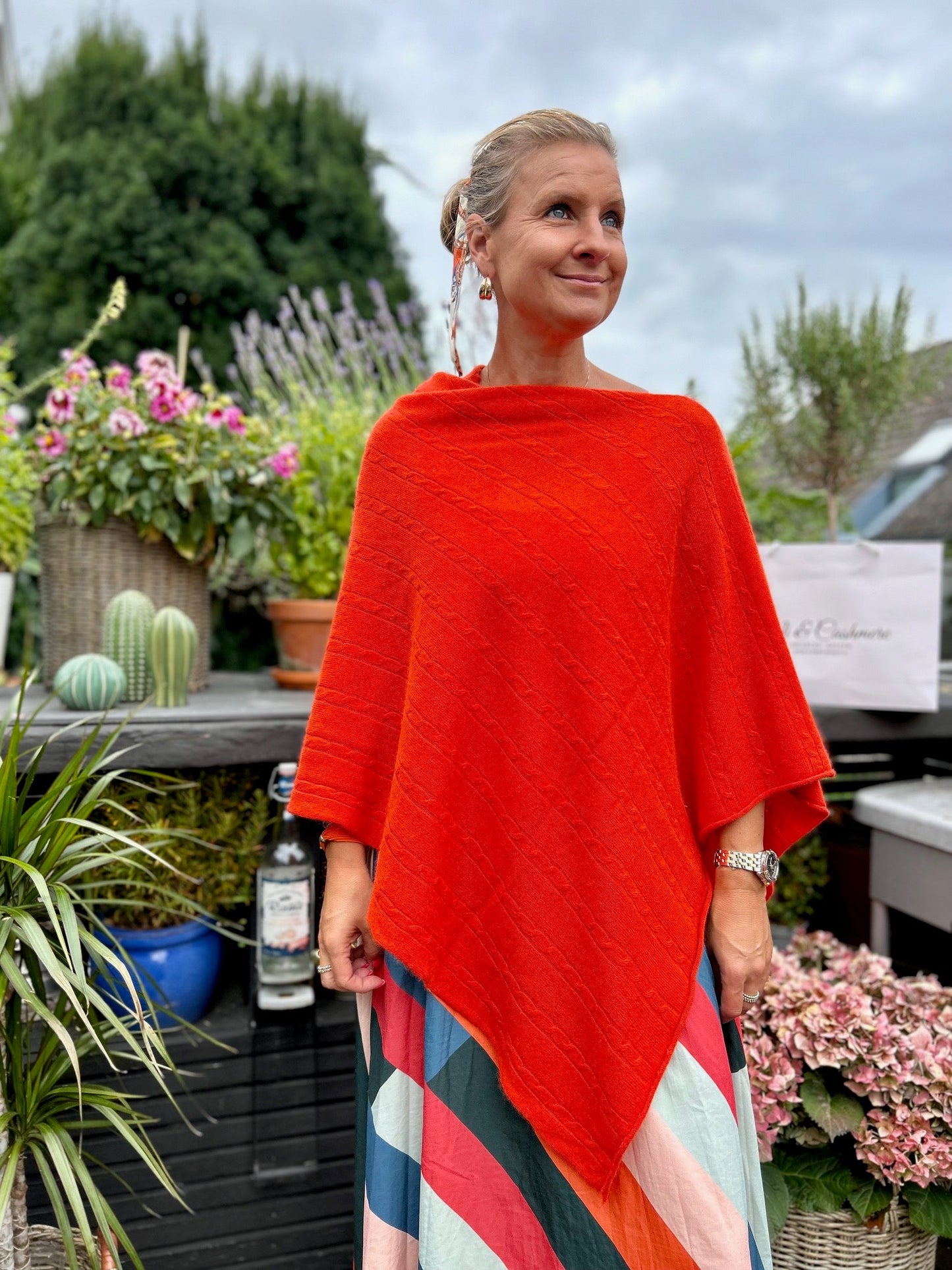 Cashmere poncho i färgen orange
