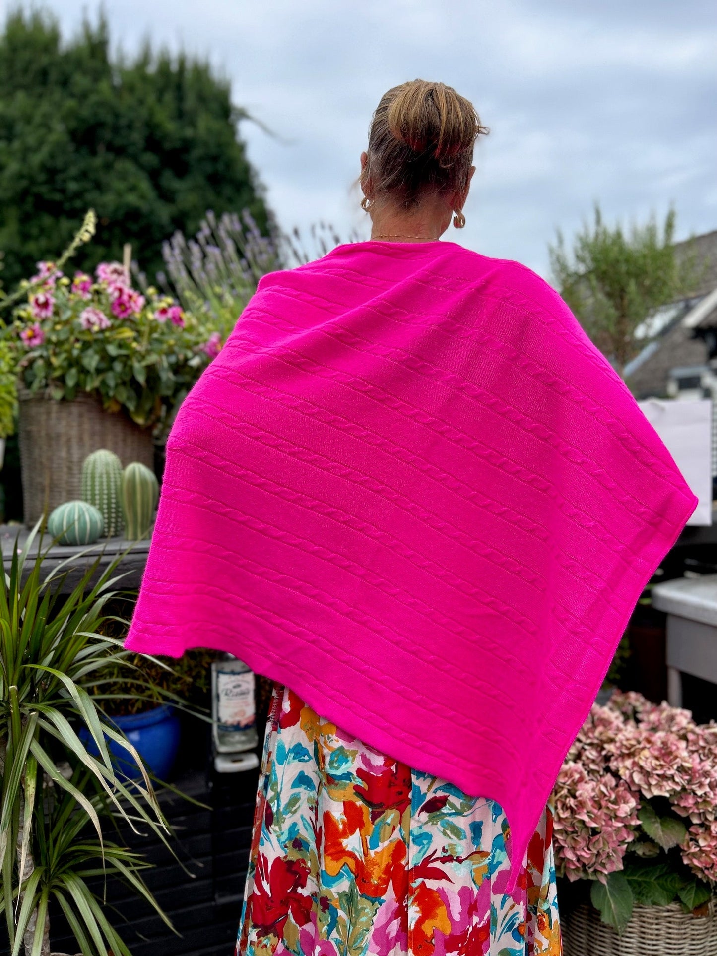 Cashmere poncho i färgen cerise rosa