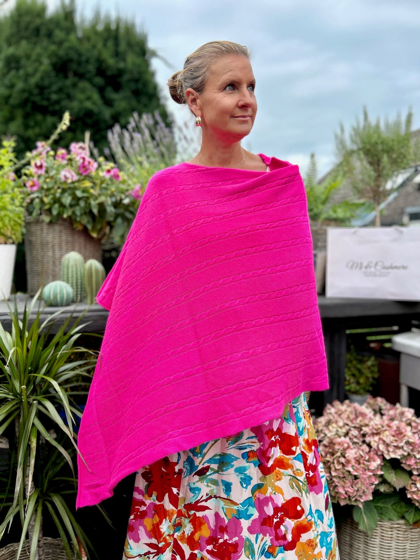 Cashmere poncho i färgen Cerise rosa.