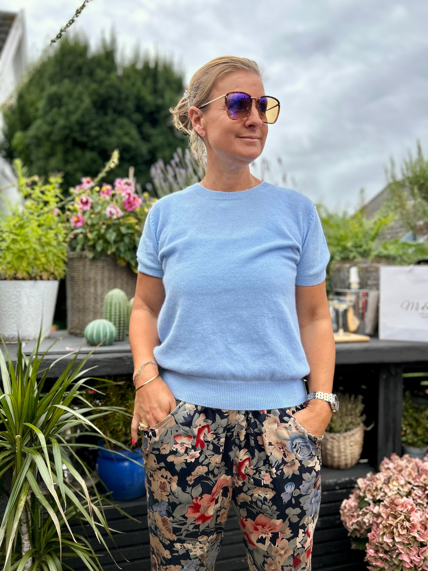 Vår exklusiva Cashmere sweater i färgen sky blue med kort ärm och en elegant rund halsringning - den ultimata kombinationen av mångsidighet och stil. Denna tidlösa tröja är noga utformad för att erbjuda dig en känsla av lyx och komfort som passar både avslappnade och mer formella sammanhang.