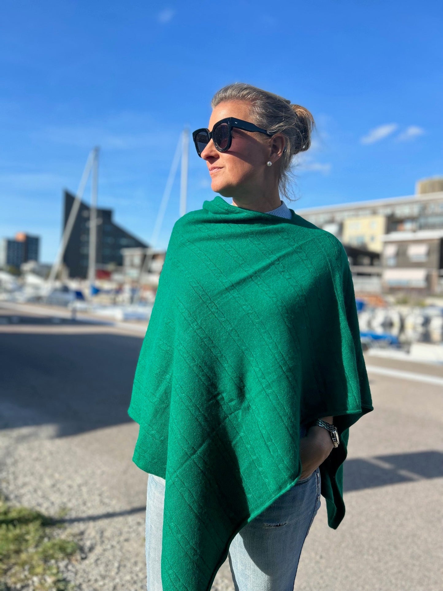Cashmere poncho i färgen grön