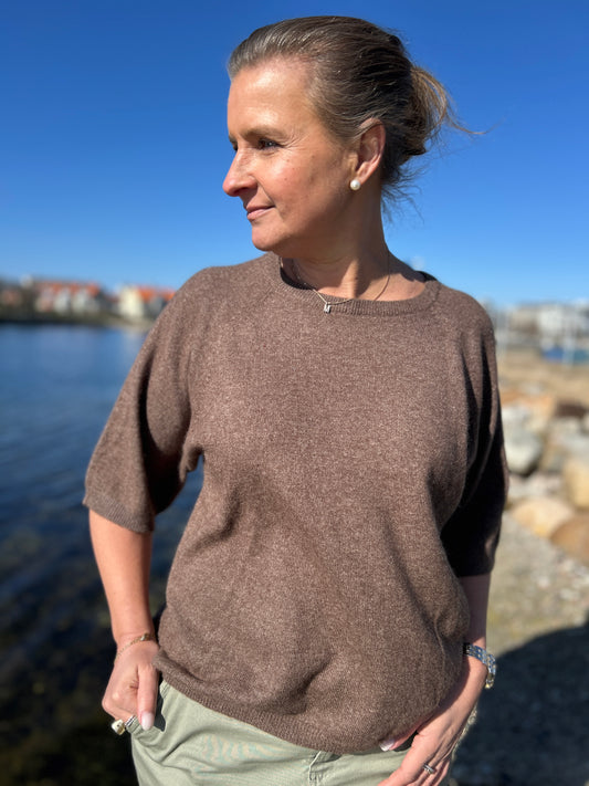 Kashmir t shirt i färgen brun cacao