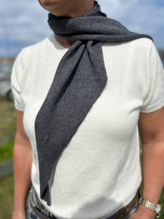 Mörkgrå Triangle mini scarf i cashmere