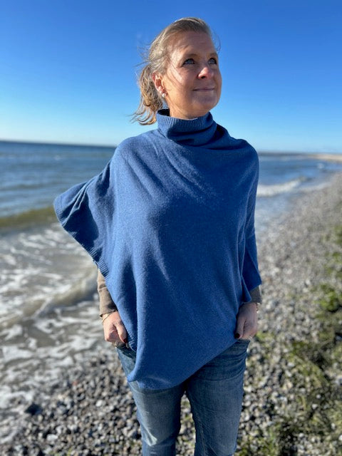 Blå poncho med polo krage