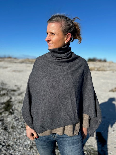 Grå poncho med polo krage