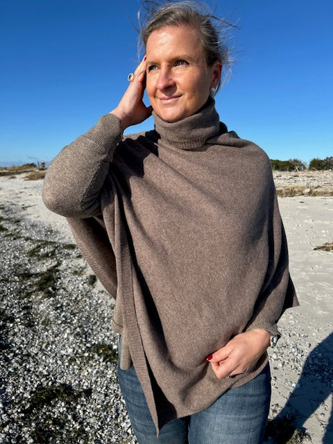 Brun poncho med polo krage