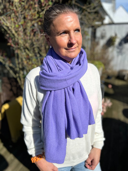 Lavendel lila kashmir halsduk i 100% cashmere, 200x65 cm för sofistikerad stil.