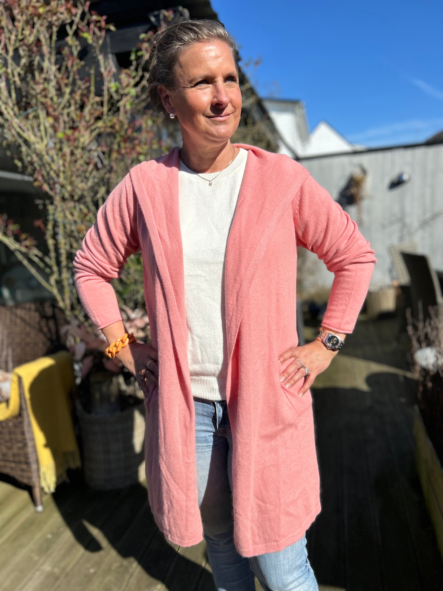 Korall färgad lång cashmere cardigan hoodie i 100% kashmir, stilfull och livfull design för en chic look.