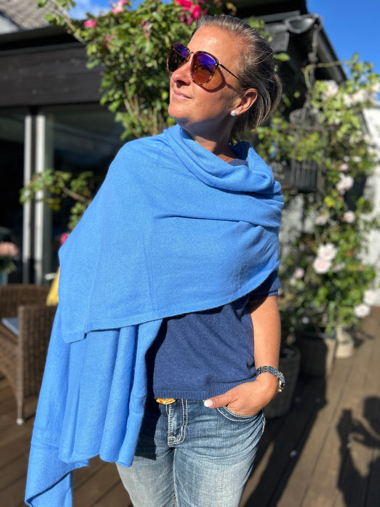 Azure blå kashmir halsduk i 100% cashmere, 200x65 cm för en modern look.