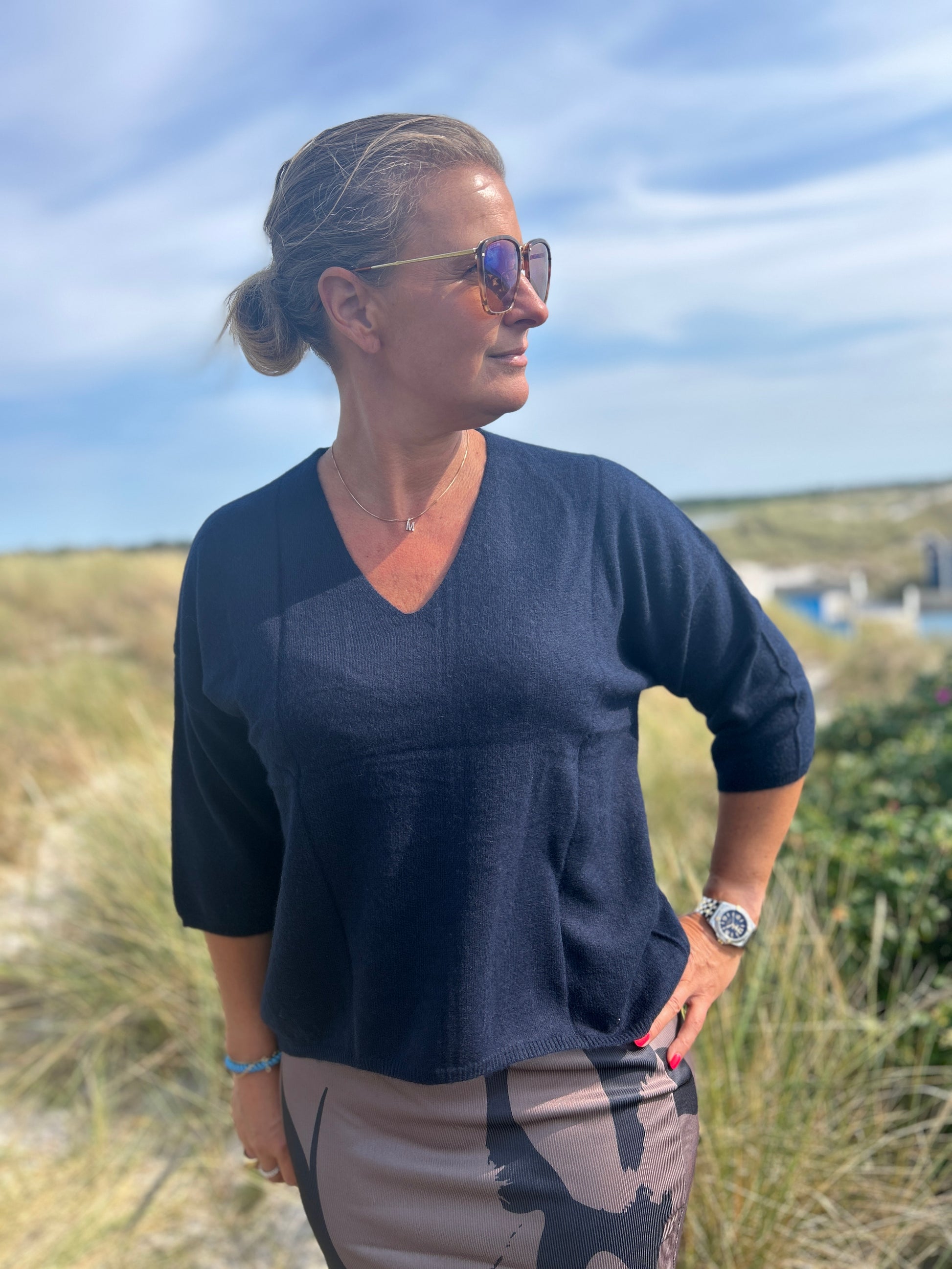 Marinblå kashmir tröja i 100% cashmere med V-ringning och trekvartsärmar.