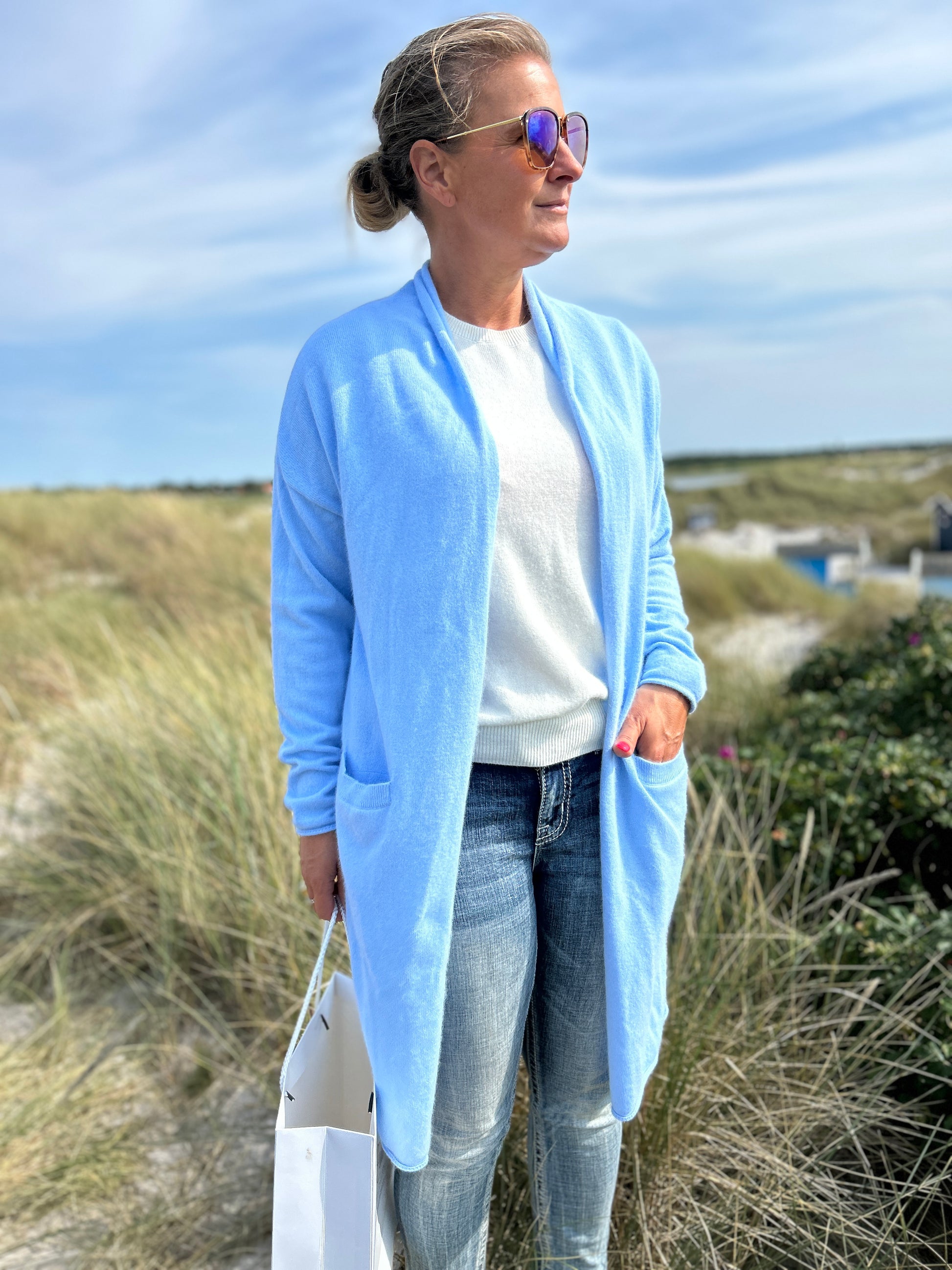 Ljusblå Karla Long Cardigan i 100% cashmere, elegant och lätt med cirka 100 cm längd.