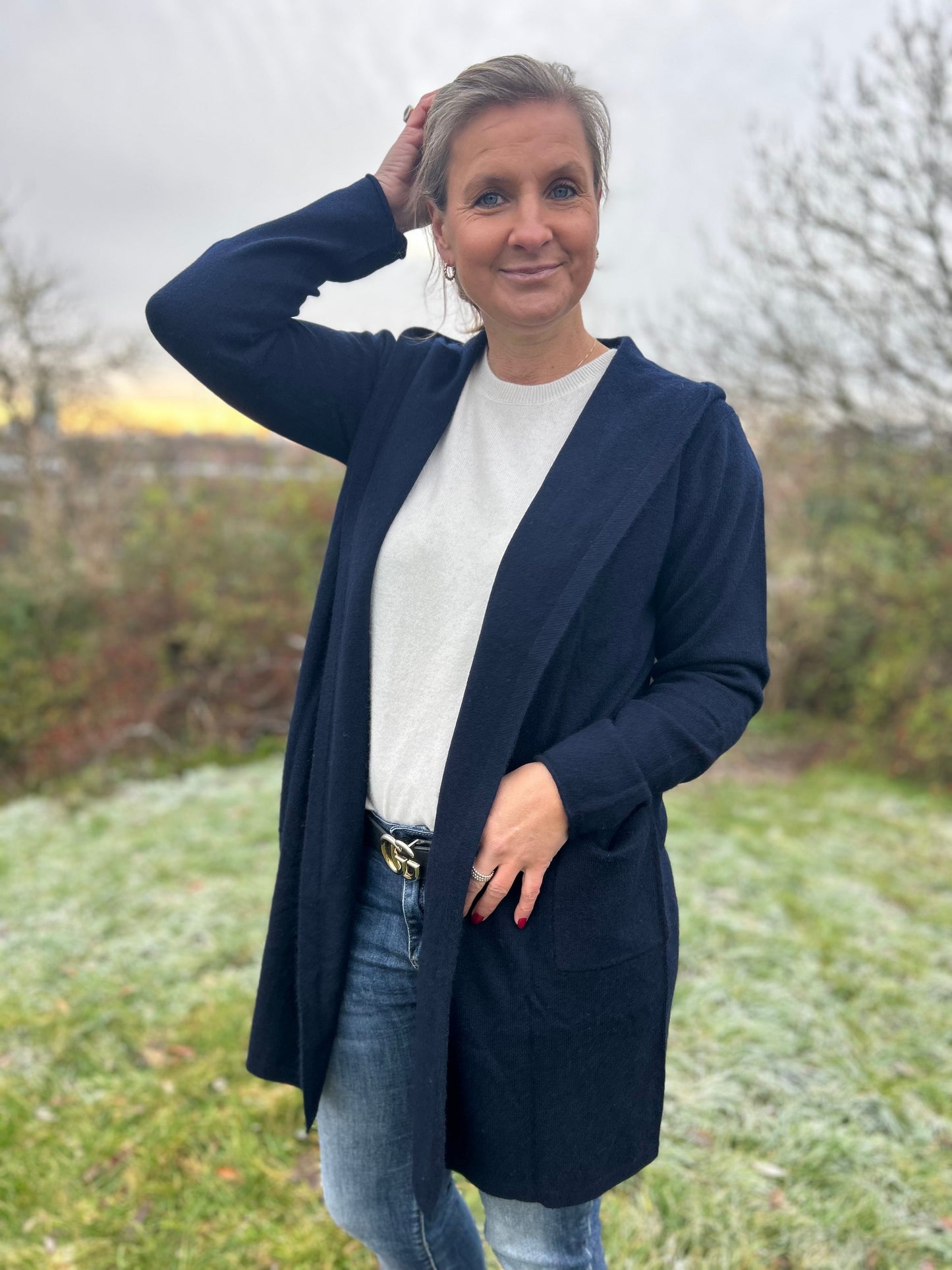 Mörkblå knälång kofta med hoodie i 100% kashmir, cirka 100 cm lång, sofistikerad och klassisk design.