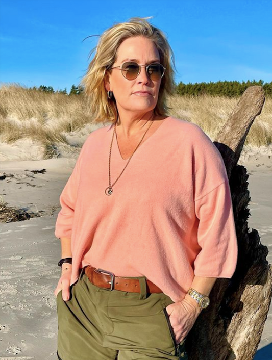 Korallfärgad cashmere tröja med trekvartsärm och V-ringning i 100% kashmir.
