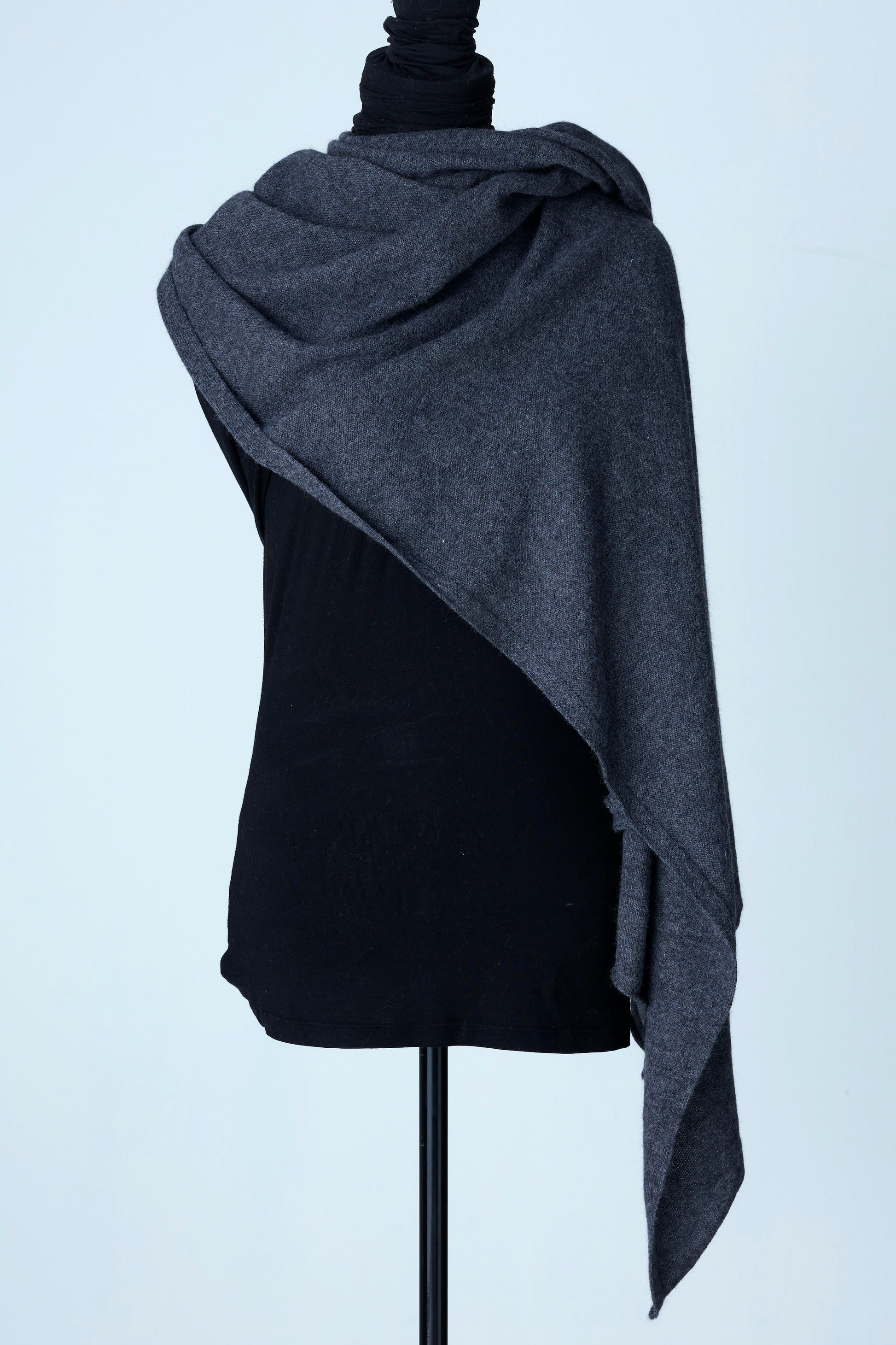 Mörkgrå kashmir halsduk i 100% cashmere, 200x65 cm för stil och värme.