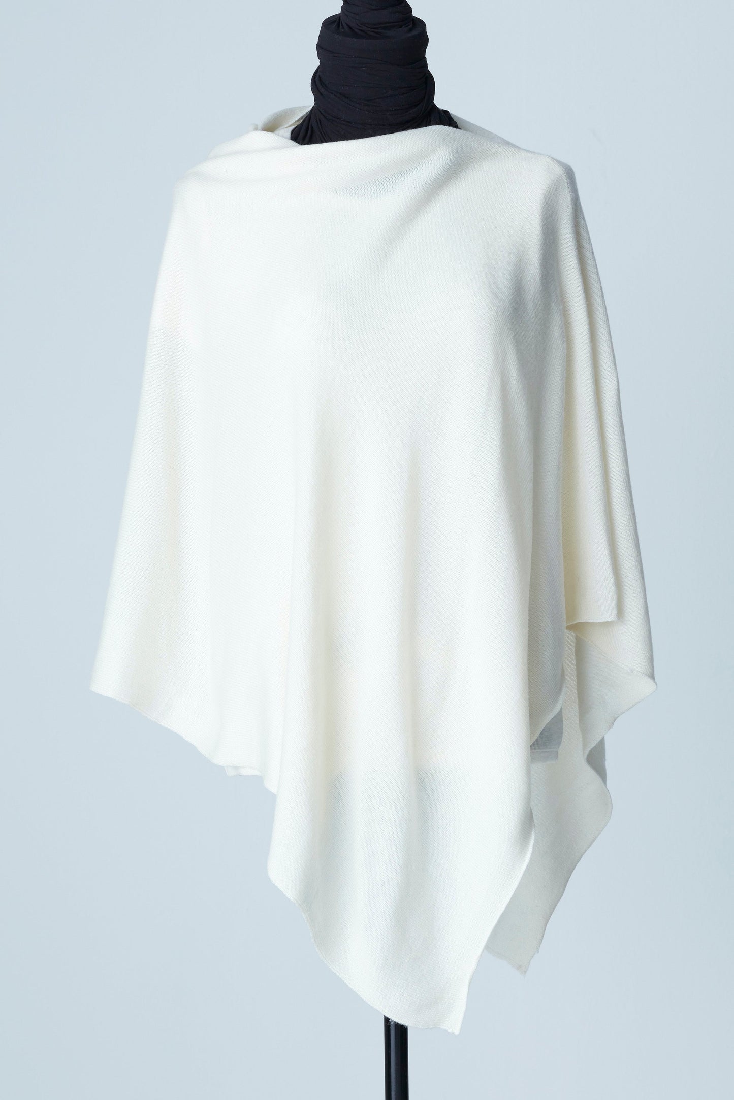 Cashmere poncho i färgen Off white / Varmvit