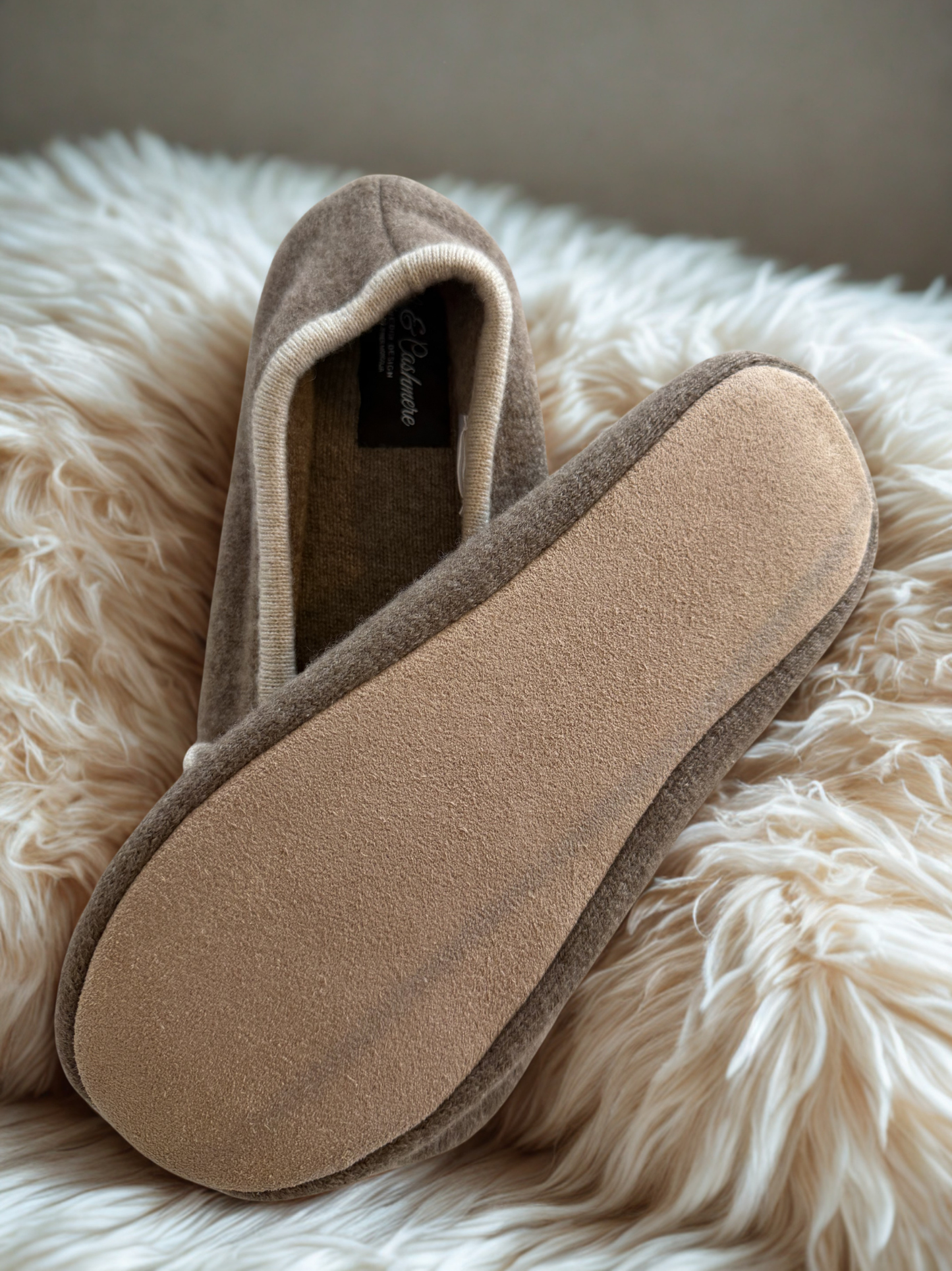 Inneskor dam i 100% kashmir med ballerina design och rosett framtill.