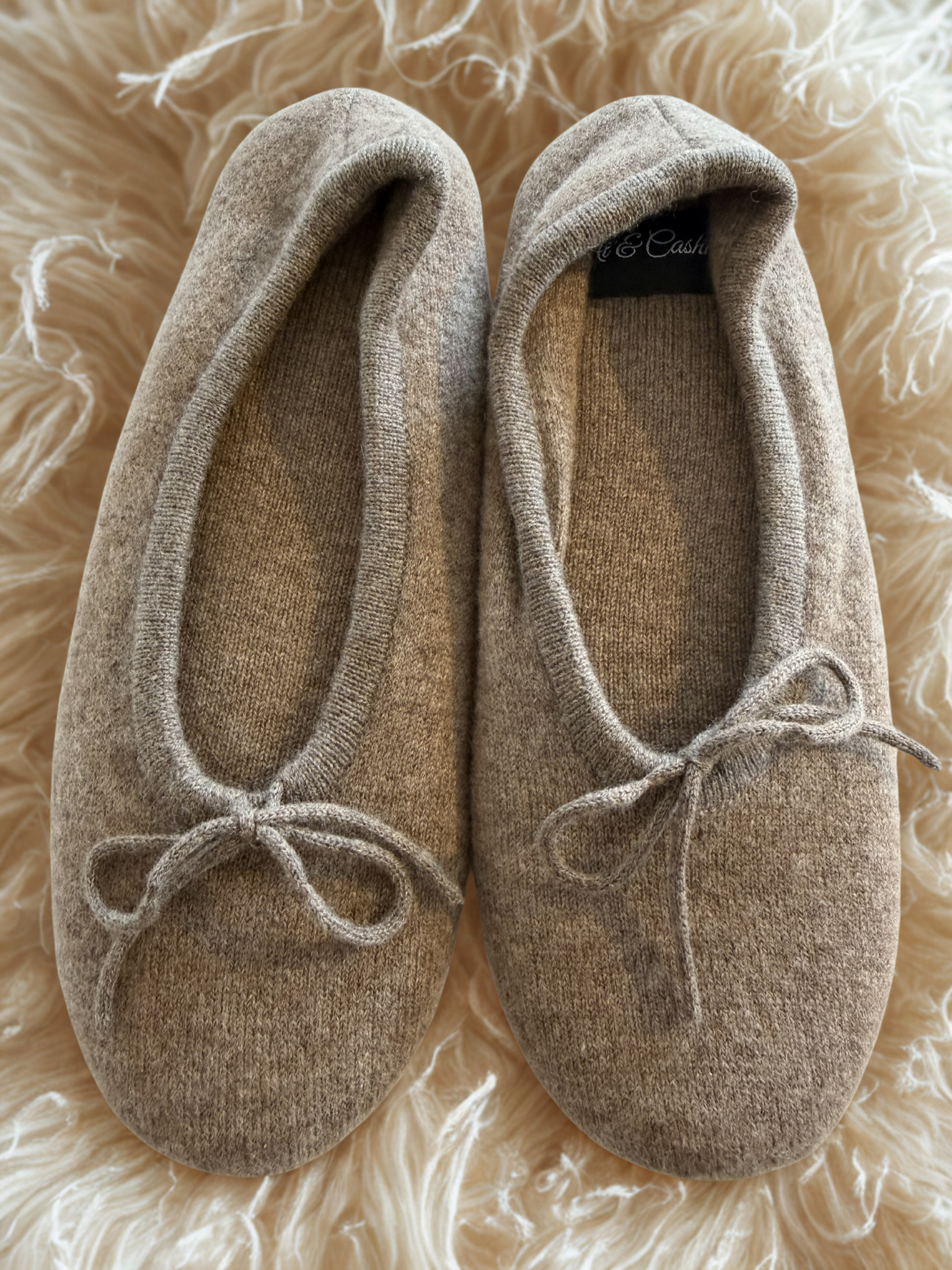 Inneskor dam i 100% kashmir med ballerina design och rosett framtill