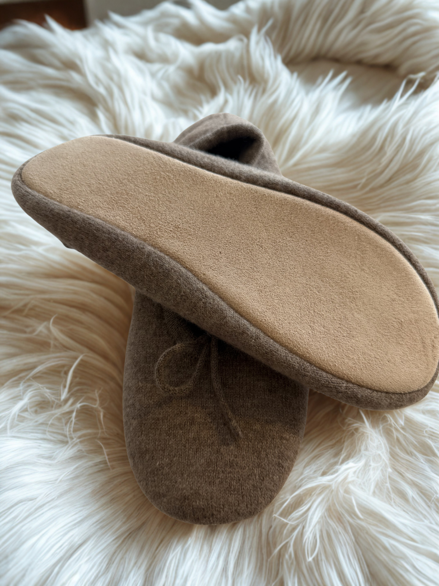 Inneskor dam i 100% kashmir med ballerina design och rosett framtill