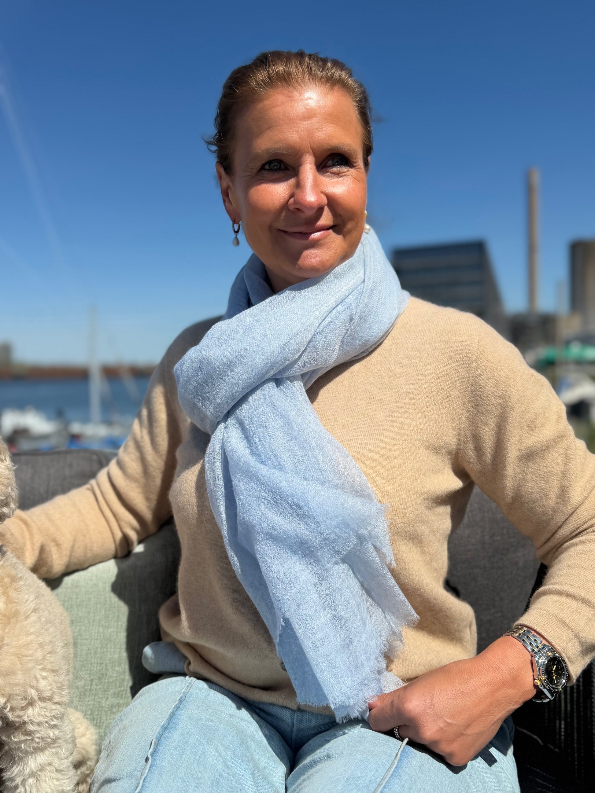 Ljusblå Feather Light Scarf i Baby Blue, mjuk tunn scarf i 100% kashmir buren runt halsen.