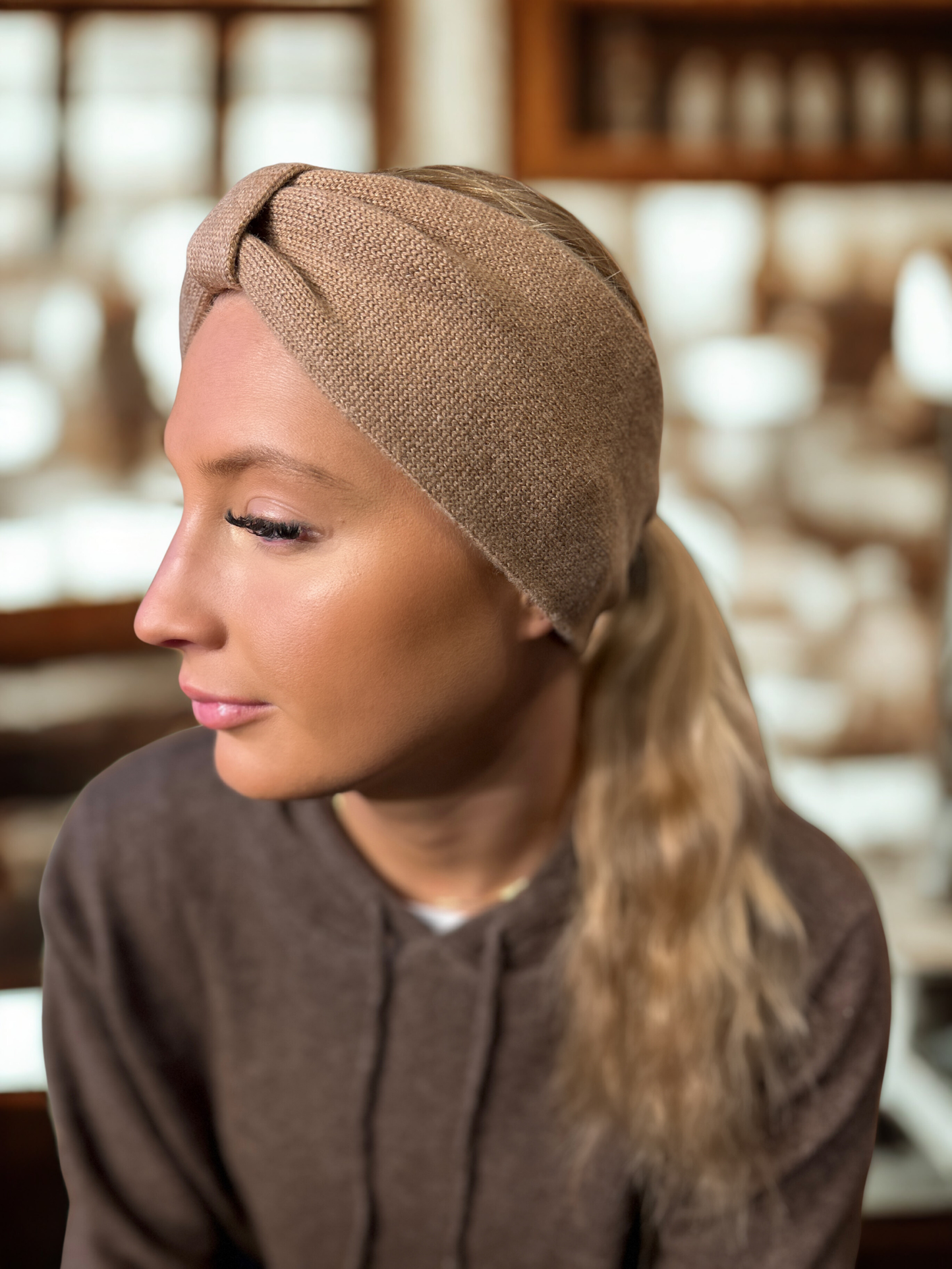 Beige brunt pannband i kashmir