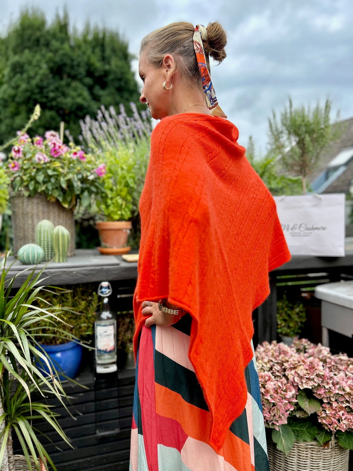 Cashmere poncho i färgen orange