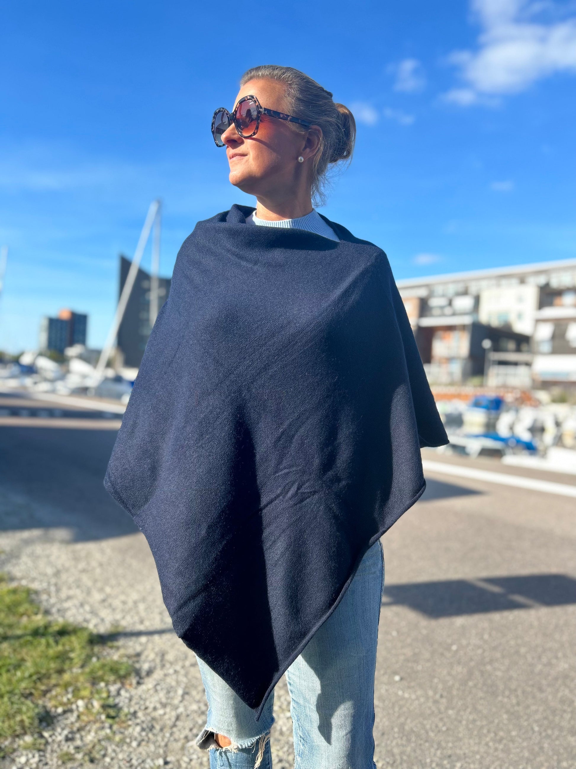 Cashmere Poncho i färgen Mörkblå / Marinblå