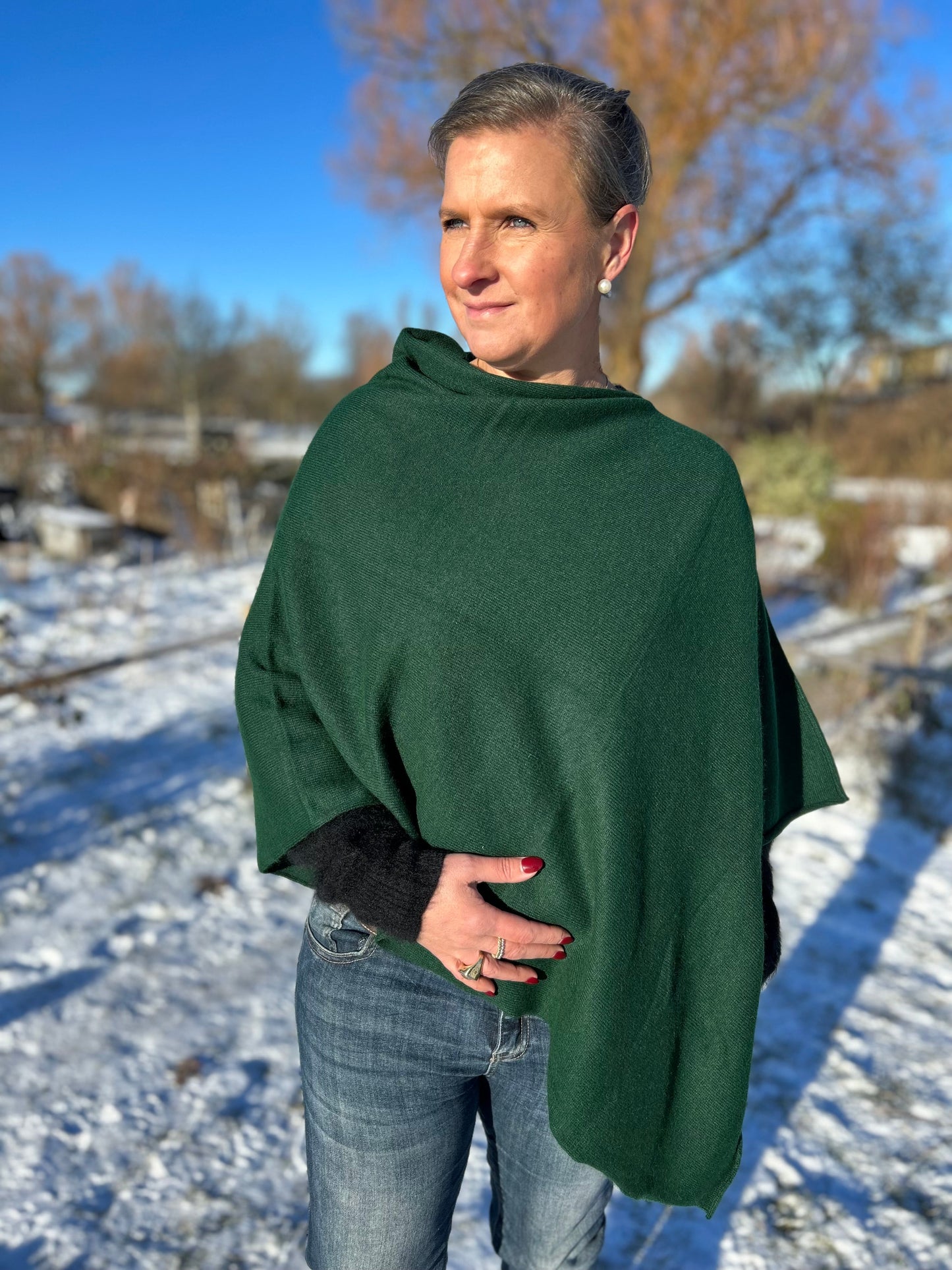 Cashmere poncho i färgen mörkgrön