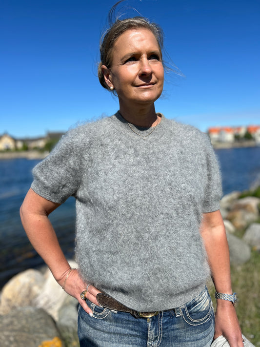 Grå borstad cashmere tröja för dam - kort ärm