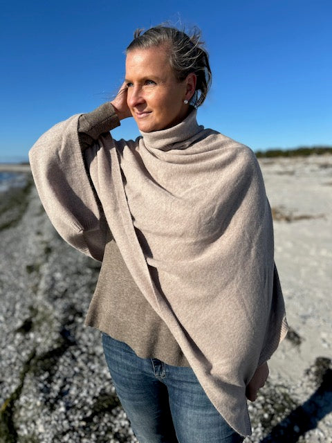 Taupe poncho med polo krage