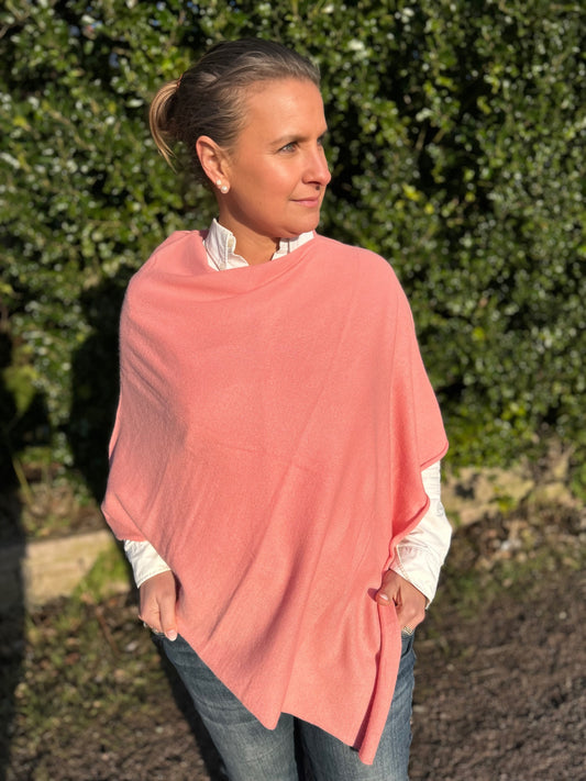 Cashmere poncho i färgen Peach