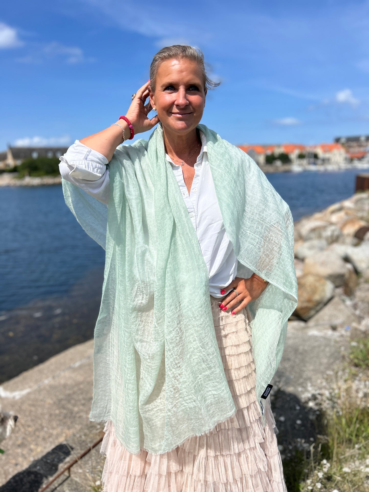 Ljusgrön sjal över axlarna till bröllop