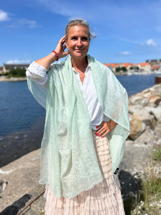 Ljusgrön sjal över axlarna till bröllop