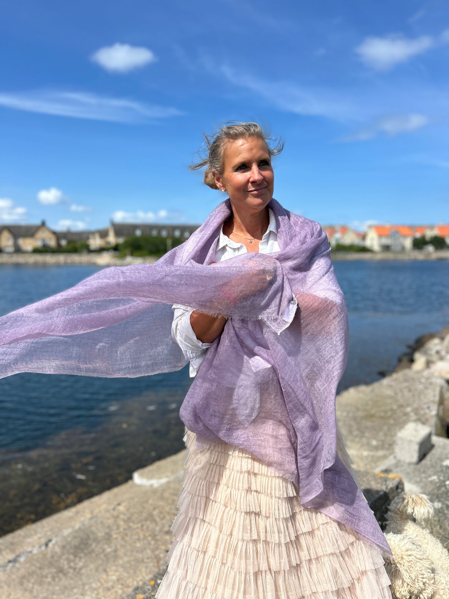 Sjal över axlarna i fjäderlätt cashmere