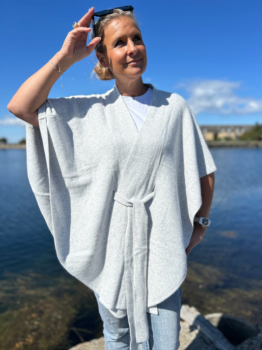 Poncho cardigan i ljusgrå med knytband