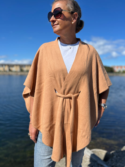 Poncho cardigan med knytband i färgen Kamel