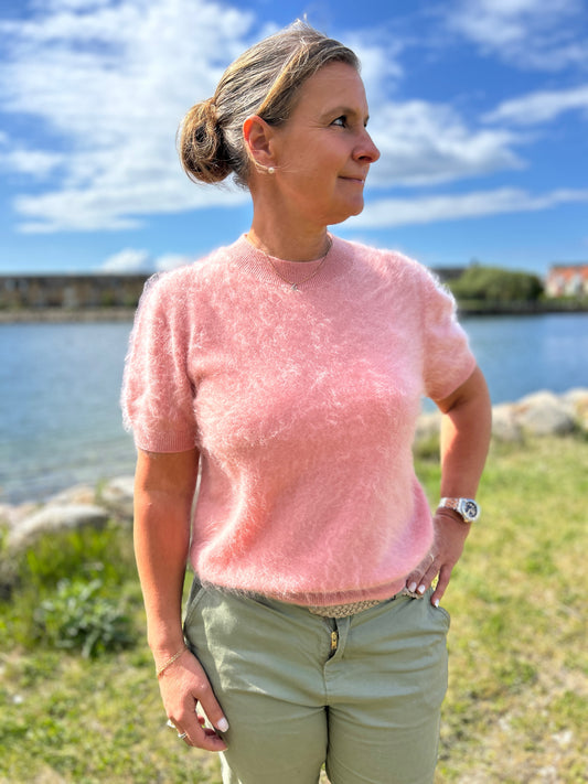 Rosa borstad kashmirtröja med kort ärm